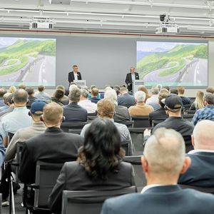 Viele Besucher der Technologie-Tage 2024 bei Arburg zog auch der Impulsvortrag „Enabling your future – smarte und systemorientierte Lösungen“ der beiden Arburg-Geschäfsführer Gerhard Böhm (links) und Guido Frohnhaus.(Bild:  Arburg)