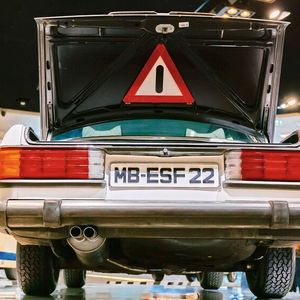 Charakterristisch für ein ESF-Fahrzeug: definierte Knautschzonen und große Stoßstangen mit einer integrierten Vorbauverlängerung und hydraulischen Pralldämpfern.(Bild:   Mercedes-Benz)