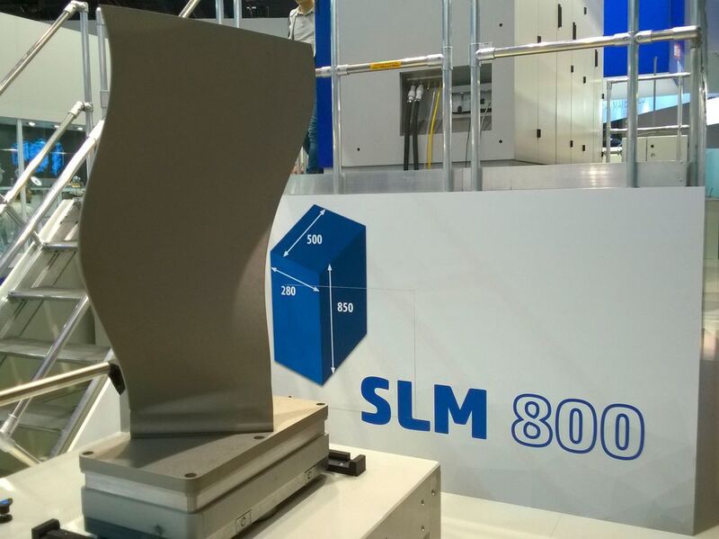 ... Mit ihr können Bauteile mit den Abmaßen 280 x 500 x 850 generiert werden. Das neuartige Maschinenkonzept der SLM 800 ermöglicht zudem die Integration in automatisierte und vollautomatische Fertigungsabläufe. (D.Quitter/konstruktionspraxis)