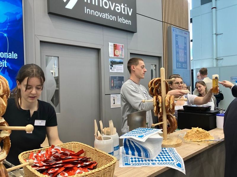 An einer (bayerischen) Tradition hält Bayern Innovativ fest: Am zweiten Messetag gab es wie in den vergangenen Jahren ein Weißwurst-Frühstück auf der DMEA.  (Bild: @ Serina Sonsalla)