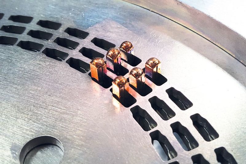 Vorrichtung für die sogenannte Mehrbadschweißung von Kupfer-Hairpins. (Pro Beam)