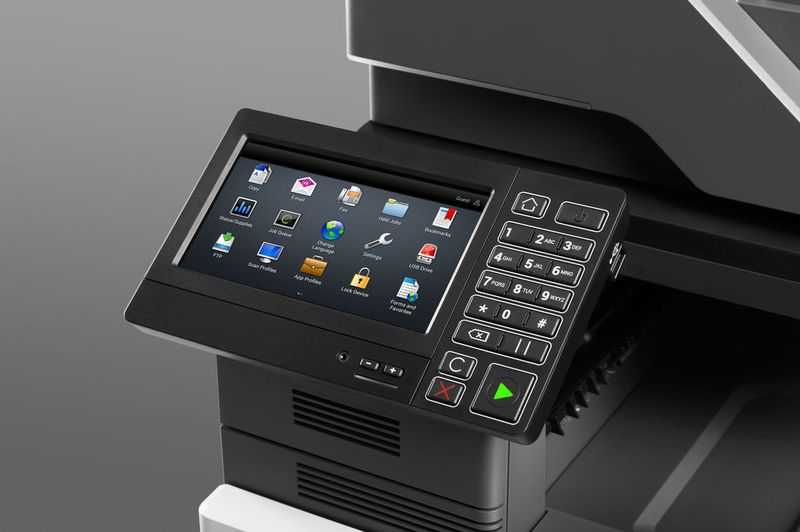 Das Bedienfeld ist mit einem großen Touchscreen ausgestattet. Die e-Task-Benutzeroberfläche erkennt auch Multitouch-Gesten. (Bild: Lexmark)