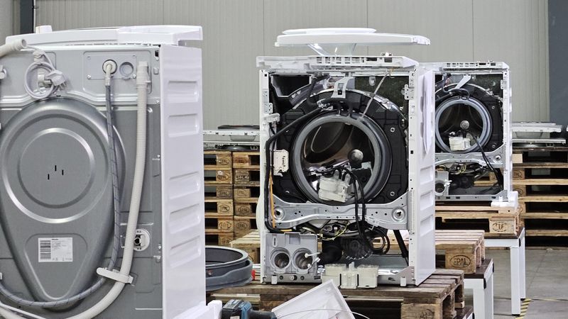 Miele hat in einem Pilotprojekt über 2.000 Waschmaschinen systematisch zerlegt, um die Wiederverwendbarkeit von Baugruppen und Sekundärrohstoffen zu testen.(Bild:  Miele)