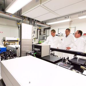 Prof. Dr. Marius Grundmann (links), Prof. Dr. Detlev Belder (Mitte) und Prof. Dr. Roger Gläser im Laser-Labor des Technikum Analytikum.