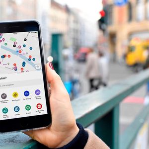 „Jelbi“ ist die zentrale Vernetzung der Mobilitätsangebote in Berlin, vom ÖPNV bis hin zu Sharing-Anbietern. Mit der Fahrtauskunft zeigt sie alle Möglichkeiten an, um ans Ziel zu kommen, vergleicht die unterschiedlichen Angebote (multimodal) und kombiniert sie (intermodal). Dabei gibt sie für jede Wetterlage und jeden Anlass die beste Option an, die dann direkt in der App buchbar und sogar bezahlbar ist, sodass der Nutzer die App nicht verlassen muss. Daneben bietet Jelbi auch analoge Anlaufpunkte an: die Jelbi-Stationen. Diese Mobilitätshubs bündeln an ÖPNV-Knotenpunkten (U- und S-Bahn-Stationen) sämtliche Mobilitätsangebote vor Ort und vereinfachen den Umstieg vom ÖPNV auf ein Sharing-Angebot – alles buchbar über die Jelbi-App. Initiator: Berliner Verkehrsbetriebe (BVG), Berlin.(©  www.land-der-ideen.de)