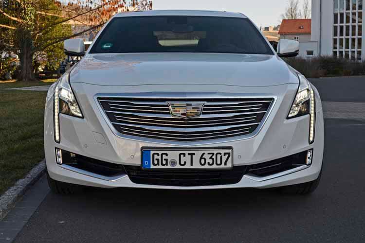 Die Front des CT6 dominieren der breite Kühlergrill und die tief gezogenen LED-Scheinwerfer. (Bild: Schreiner/»kfz-betrieb«)