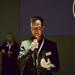 Florian Weigmann zeigt, in welchen Bereichen Axoom bereits tätig ist und wie die Zusammenarbeit mit den Partnern funktioniert.