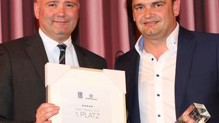 Eric Laforge, CEO bei Fiat Deutschland (li.) mit dem erstplatzierten Sascha Huber von Fischer Automobile in Pilsach. (Foto: Fiat)