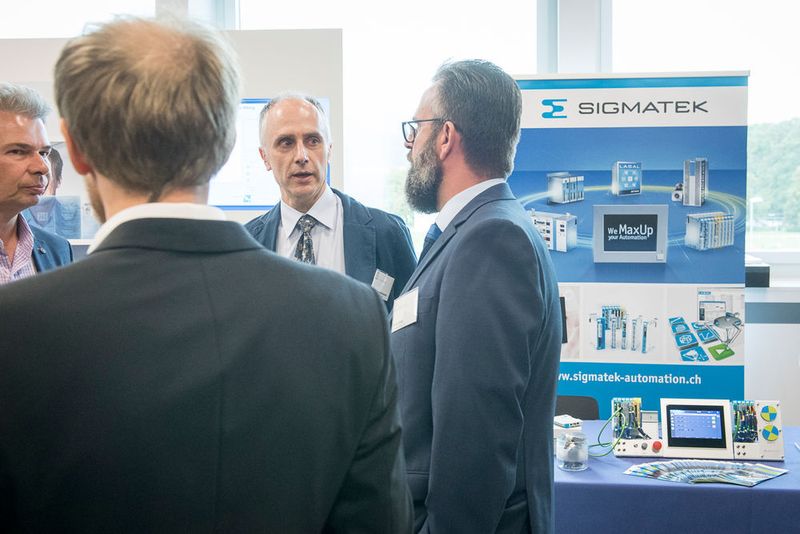 An den Ständen der Aussteller wurde rege diskutiert. (Thomas Entzeroth)