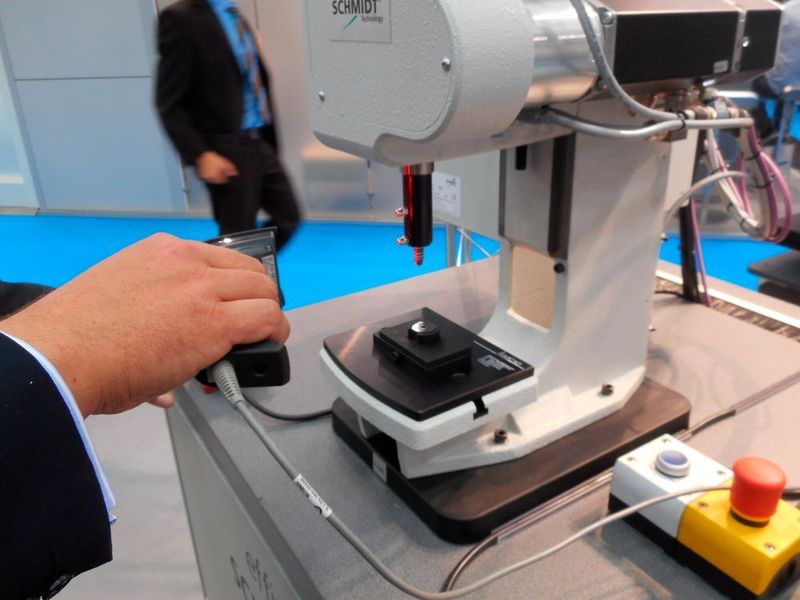 … scannt den verwendeten Stempel. So wird sichergestellt, dass das richtige Werkzeug verwendet wird. (Reinhardt / Devicemed)