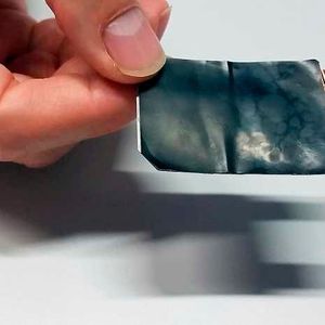 Ein Prototyp der flexiblen Batterie der ETH-Forscher.