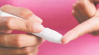 Abb. 1: Forscher arbeiten derzeit mit Hochdruck an Lösungen, die das Therapeutische Drug Monitoring ähnlich einfach machen sollen wie eine Blutzuckermessung. (©ChenPG - stock.adobe.com)