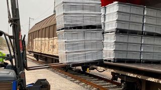Zug umd Zug: Webasto erweitert jetzt sein erfolgreiches Logistikprojekt mit DB Cargo. Mittelfristig sollen über 50 Prozent aller Heizungskomponenten für das Werk Neubrandenburg über die Schiene kommen. (Webasto)