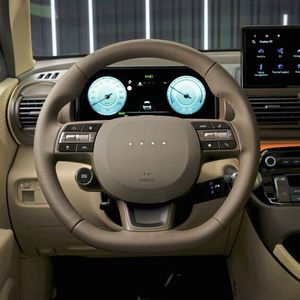 Neben zwei 10 Zoll großen Displays sind auch Schalter und Tasten an Bord, so dass sich digitale und analoge Elemente ergänzen.(Bild:  Hyundai)