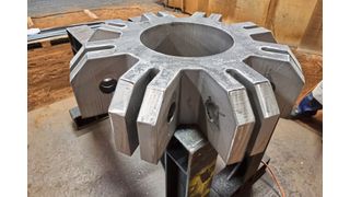 Aus 270 Millimeter dickem Feinkornbaustahl S690 QL1 fertigte Jebens drei verschiedene Brennteile für den Prototyp des Wellenenergiekonverters C4, darunter auch dieses Bauteil. (Bild: Jebens)