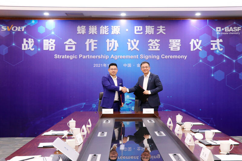Yang Hongxin, Chairman and CEO of SVOLT（left）and Jay Yang, CEO of BASF Shanshan Battery Materials Co. (right) signed on the agreement. (BASF)
