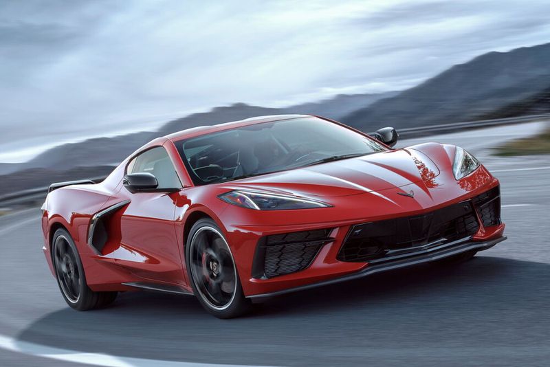 Zum ersten Mal ist der Motor nicht mehr vor den Insassen montiert, sondern genau wie bei Ferrari, Lamborghini oder McLaren direkt dahinter (Bild: Chevrolet)
