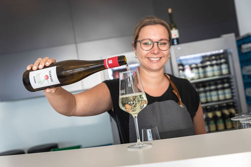 Steckverbinderkongress 2022: Das Get together am 4. Juli 2022 und die Abendveranstaltung am 5. Juli 2022 auf dem Vogel-Campus boten viele Gelegenheiten sich in entspannter Atmosphäre auszutauschen und zu netzwerken. Schon so manches Projekt nahm hier seinen Anfang. (Bild: Elektronikpraxis)