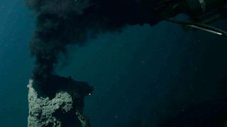 Der Unterwasserroboter ROV Quest nimmt Wasserproben an einem so genannten „Schwarzen Raucher“ am Meeresboden. (MARUM)