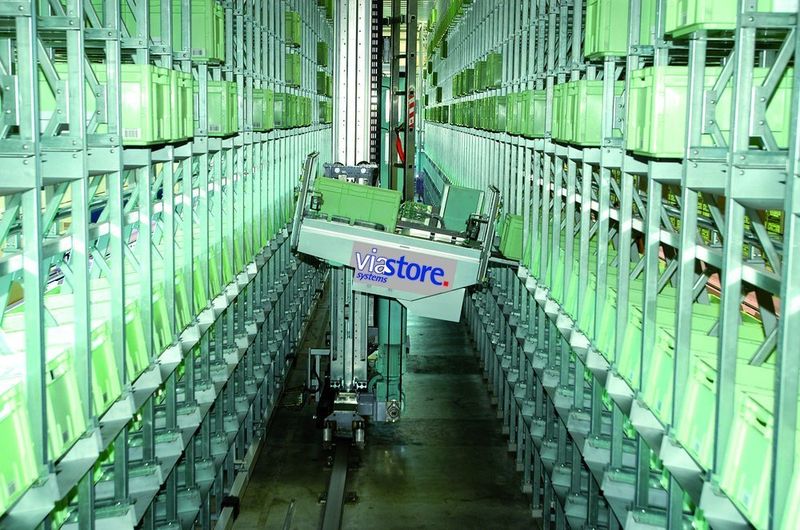 Bild 2: Mit schwenkbaren Lastaufnahmemitteln an den Regalbediengeräten können die Behälter aus den Greiffächern automatisch entnommen werden. (Archiv: Vogel Business Media)