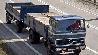 Mehr als 30 Jahre alte Nutzfahrzeuge werden derzeit immer beliebter. Im Bild ein Mercedes LP 1624 von 1964. (Foto: Daimler)