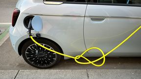 Bei der Prüfung von Ladekabeln wird neben einer Funktionsprüfung insbesondere auf Verschleiß, sicherheitsrelevante Mängel sowie auf die Einhaltung von Normen und gesetzlichen Vorgaben geachtet. (Bild: Diehl – VCG)