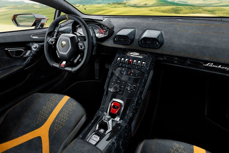 Im Innenraum gibt es reichlich dunkles Alcantara. (Lamborghini)