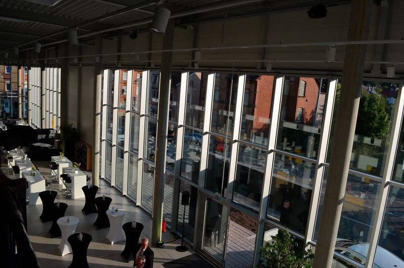 Die hohe Glasfassade sorgt ... (Rehberg / »kfz-betrieb«)