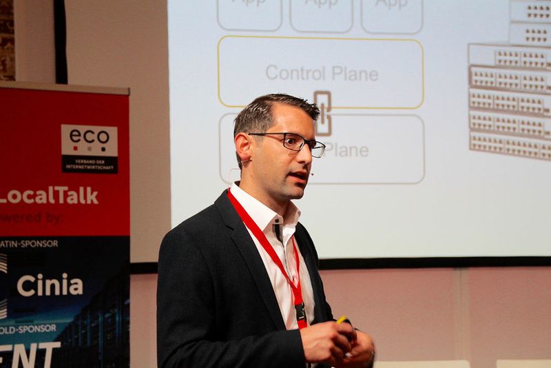 Christoph Dietzel forscht für den De-CIX und die Technische Universität Berlin zum Software defined Network (SDN) - Google konnte in seinen Netzen den Durchsazu azf mittlerweile mehr als 1 Petabyte erhöhen. Da die heutigen Netzwerkprotokolle 