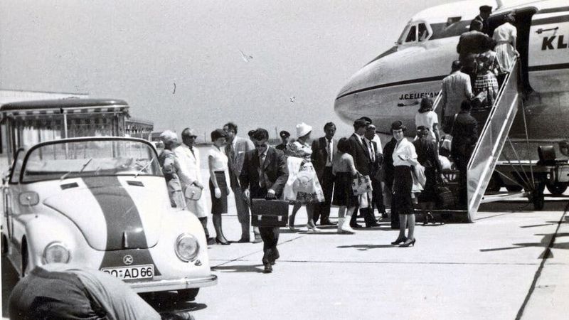 Doch auch als Fluhafenshuttle dienten die von Arthur Franke und Henry Escher in Auftrag gegebenen schienenlosen Züge. (Bild: Sammlung porschelok.de)