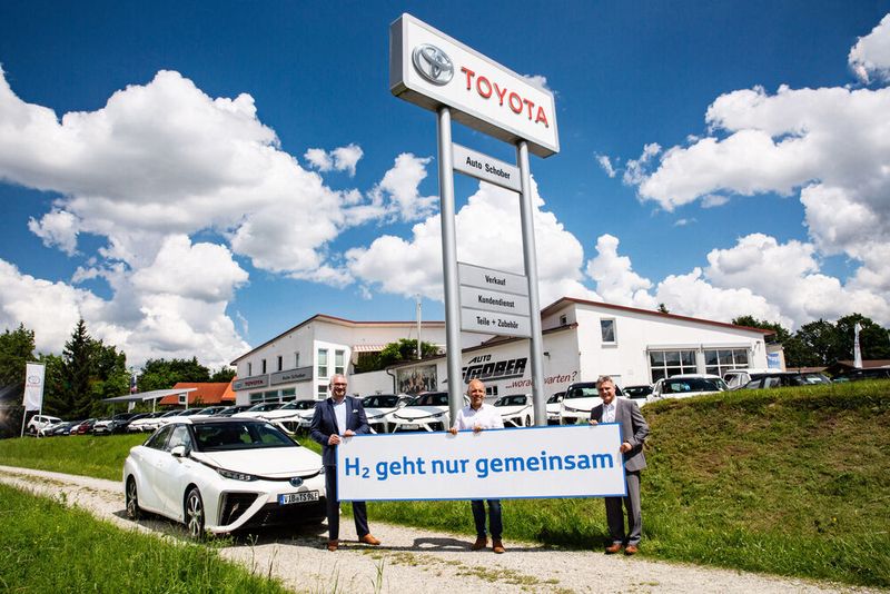 Schobers Großprojekt „CO2-freies Autohaus“ wird von Fördergeldern des Bundes unterstützt – hier wirbt Schober für sein Konzept neben Landrat Peter Dreier vom Landkreis Landshut (re.) und Frank Still, Projektmanager Mirai von Toyota Deutschland (li.). (Bild: Auto Schober)