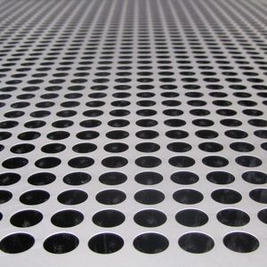 Bild 1: Um die Prozesskette zu verkürzen und die Umwelt zu entlasten, untersuchen Forscher, wie man Bleche ohne Schmierstoffe lochen kann.