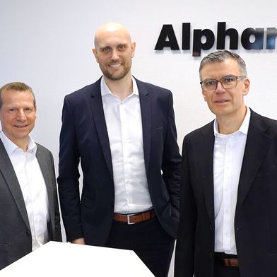 Alexander Kramer, Vorstand Vertrieb der Alphartis SE (links), und Thomas Linderich, Vorstand Aftersales (rechts), hießen Mark Geißendörfer bei der BHG Autohandelsgesellschaft willkommen. (Bild: Alphartis)