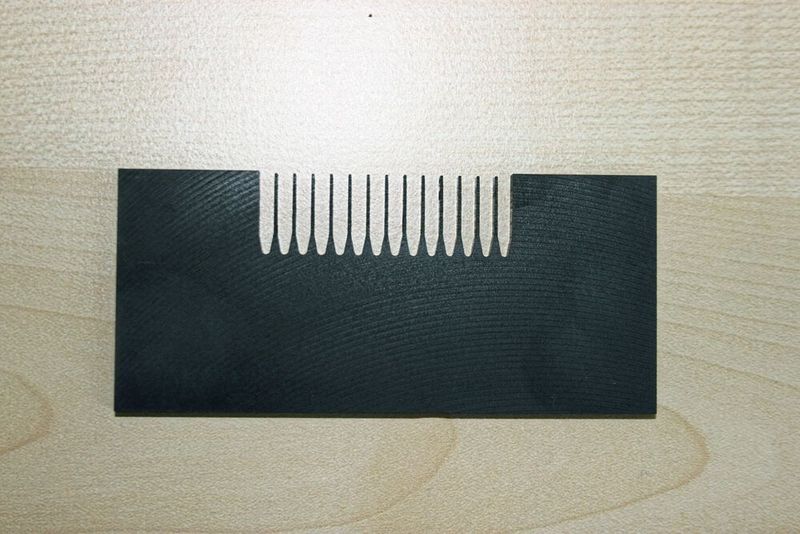 Zur „contour-profiled“-Schleifscheibe zugehörige Prüfschablone. Zur Herstellung von Haartrimmern eingesetzt, spare die CBN-Schleifscheibe in Metallbindung dem Anwender jetzt mindestens 75 % der bisher benötigten Zeit ein. Denn die Scheibe müsse nicht nach jedem Hub neu abgerichtet werden. (Lach Diamant)
