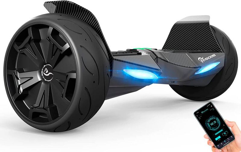 Das EV5 offroad Hoverboard von Evercross ist ein zweirädriges Fahrzeug ohne Lenkstange, die Steuerung erfolgt durch Gewichtsverlagerung. Der Self Balancing Scooter ist bis maximal 120 kg belastbar und wiegt selbst 12,5 kg. Er eignet sich für Kinder, Jugendliche und Erwachsene. Die Höchstgeschwindigkeit liegt bei 15 km/h, die Reichweite bei bis zu 15 km. Eine App, die sich über Bluetooth mit dem Board verbinden lässt, ist inklusive. Das EV5 offroad Hoverboard von Evercross ist Preis-Leistungssieger bei computerbild.de. Der Preis liegt zw. 180 Euro und 320 Euro.  (Bild: Evercross / gefunden auf amazon.de)