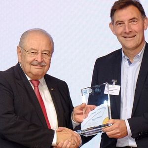 Große Freude beim Landesverband Hessen: Gerald Weil (r.), Vorstandsmitglied und verantwortlich für die Öffentlichkeitsarbeit, nimmt von Jürgen Karpinski, Präsident des Zentralverbands und Präsident des hessischen Kfz-Gewerbes, den Blauen Kalligraphen entgegen. (Bild:  Zietz – »kfz-betrieb«)