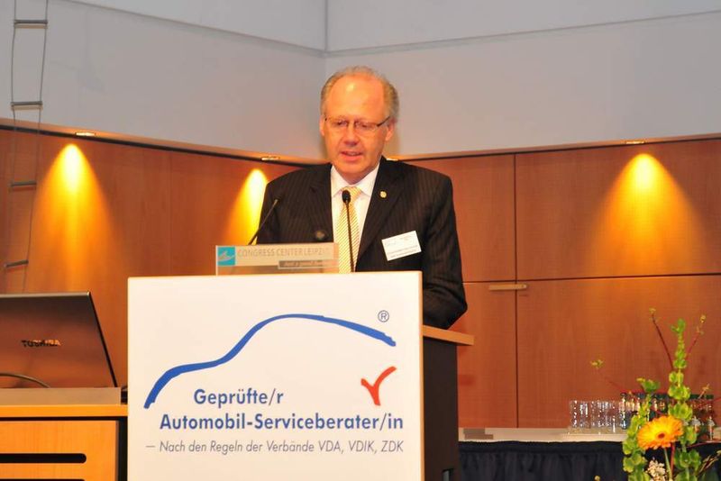 Ernst-Robert Nouvertné, Vorstandsmitglied des ZDK, unterstrich, dass das Deutsche Kfz-Gewerbe mit der Weiterbildung zum Geprüften Automobil-Serviceberater richtungsweisend unterwegs ist. (Archiv: Vogel Business Media)