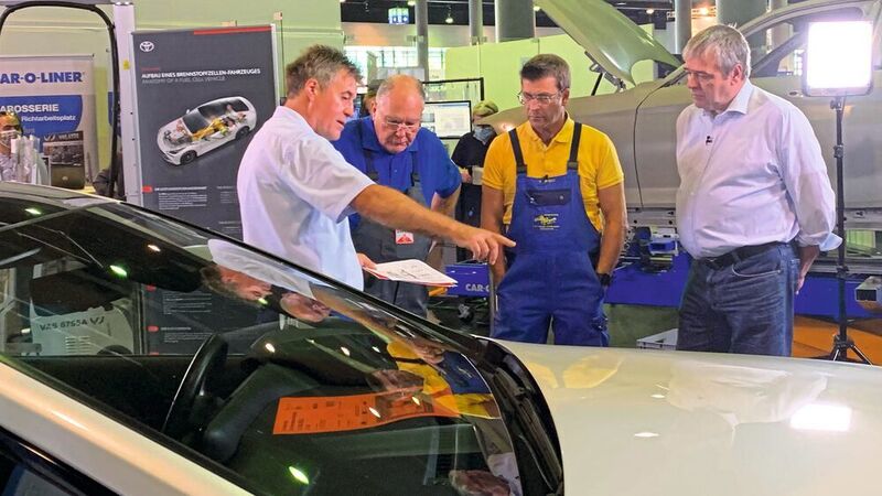 Johannes Müller von der TAK (von links) und die Autodoktoren Hans-Jürgen Faul und Holger Parsch erläuterten im Beissei von Dirk Breuer (Toyoata), worauf es bei Arbeiten am Toyota Mirai ankommt.  (Pfaff/»kfz-betrieb«)