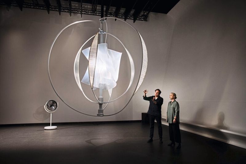 Die Skulptur hat einen Durchmesser von drei Metern und kann von Besuchern im Woven Studio selbst gesteuert werden, indem sie große Ventilatoren bedienen. (Polestar)