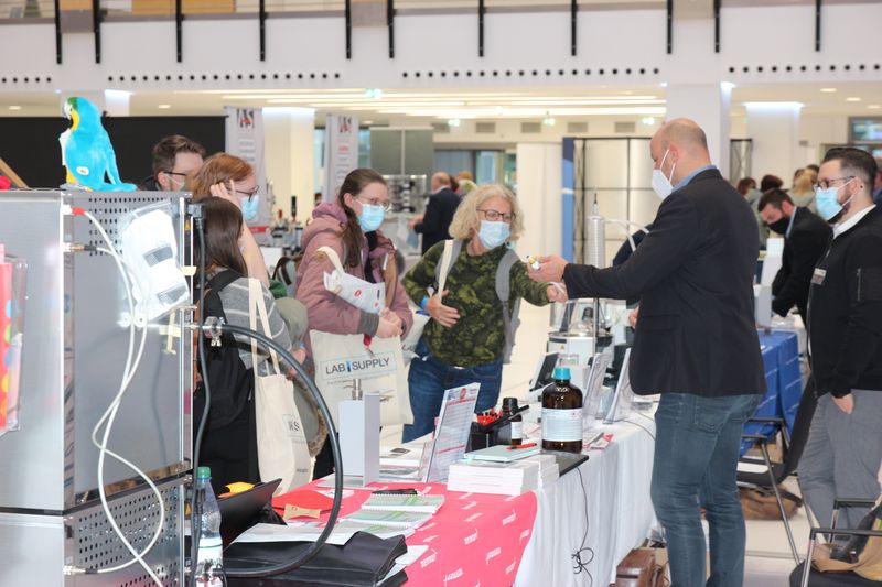Die Ausstellungsstücke werden von den Besuchern genau in Augenschein genommen. Das ist ein oft genannter Punkt, warum Präsenz-Messen nach wie vor geschätzt werden: Online lassen sich Laborgeräte eben doch nicht so detailliert inspizieren.  Weitere Infos zu den kommenden LAB-SUPPLY-Messen finden Sie auf www.lab-supply.info.  (LABORPRAXIS, C. Lüttmann)