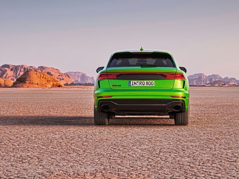 Am Heck fallen die Diffusor-Spange in schwarz und die ovalen Endrohre auf. (Audi)