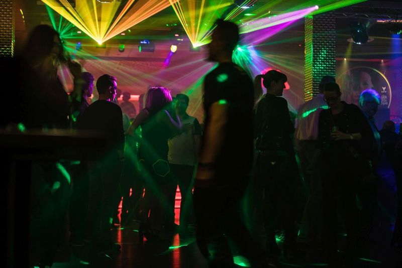 Nach anstrengendem Messetag die Füße ausschütteln. Wer entdeckt den besten Tänzer der deutschen Europacup-Delegation? (MCH Messe Schweiz (Zuerich) AG)