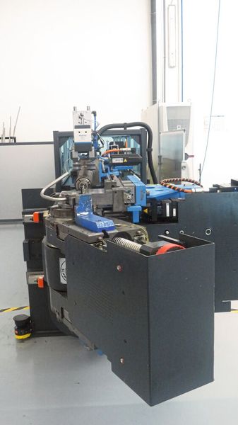 Die besondere Eigenschaft der CNC 40 Rotary, den Biegekopf flexibel auf die linke oder rechte Seite zu fahren, wird für circa 20 Prozent der Bauteile genutzt. (Bild: TDM Aerospace)
