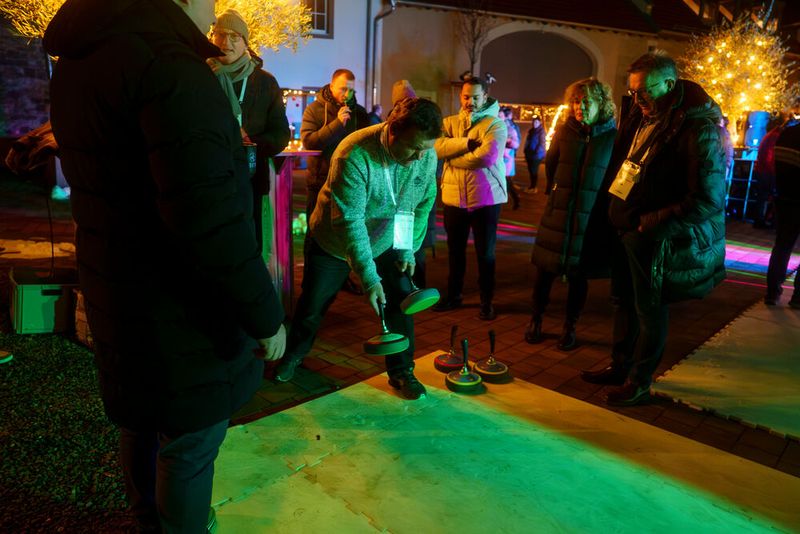 Eisstockschießen stand ebenfalls auf der weihnachtlichen Agenda.  (Bild: Jacqueline Trubas)