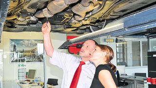 Wenn es um die Wartung und die Reparatur ihrer Autos geht, vertrauen Kunden auf die Qualität von Vertrags- und freien Werkstätten. (Bild: »kfz-betrieb«/ Schmidt)
