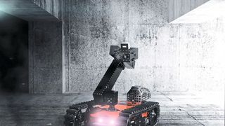 Der Smokebot im Einsatz: Dank eines Systems unterschiedlicher Sensoren soll der mobile Roboter Einsatzkräften ein umfassendes Lagebild von Gefahrensituationen liefern können. (Fraunhofer-FHR)