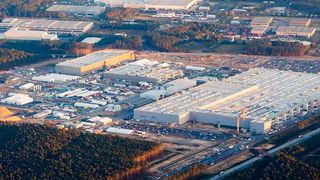 Das Tesla-Werk in Grünheide soll soweit ausgebaut werden, dass rund eine Million Elektroautos im Jahr vom Band laufen können. Doch diese räumliche Expansion des Elon-Musk-Betriebes in Brandenburg löst bei Bürgern und Umweltschützern berechtigten Ärger aus ... (Bild: Tesla)