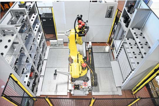 Das Einzelteil- wie auch das Palettenhandling erfolgt auf der Mikron per Roboter aus zwei Regalen. (Bild:  Schunk Intec AG)