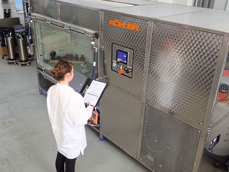 Das IGOS hat seine Prüfausstattung jüngst um eine neue Universalprüfkammer erweitert, die den kompletten Vorgang der Korrosionsprüfung auf einer Maschine ermöglicht. (Bild: IGOS)