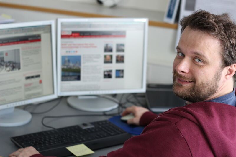 Matthias Back ist Online-Projektmanager und kümmert sich an den Bildschirmen um alle PROCESS-Seiten. (Bild: Ernhofer / PROCESS)
